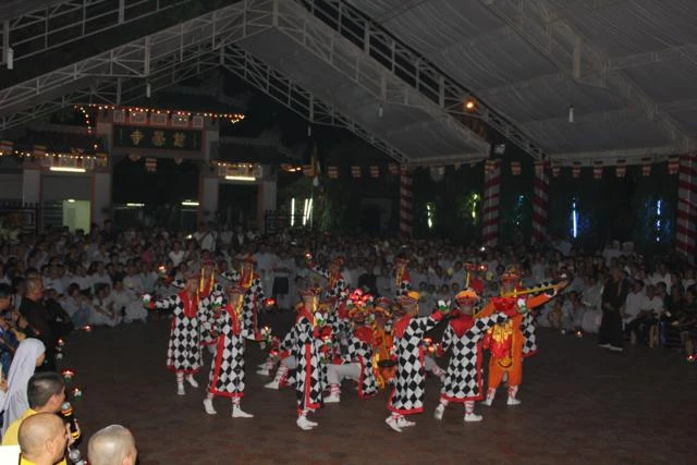 Chùm ảnh: Vũ hội lục cúng hoa đăng ảnh 14