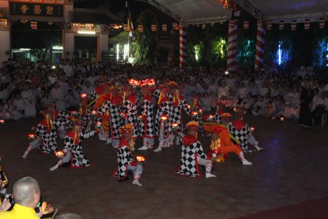 Chùm ảnh: Vũ hội lục cúng hoa đăng ảnh 15