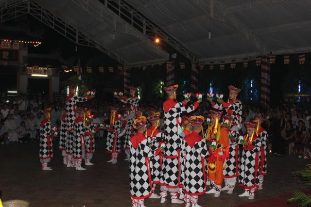 Chùm ảnh: Vũ hội lục cúng hoa đăng ảnh 17