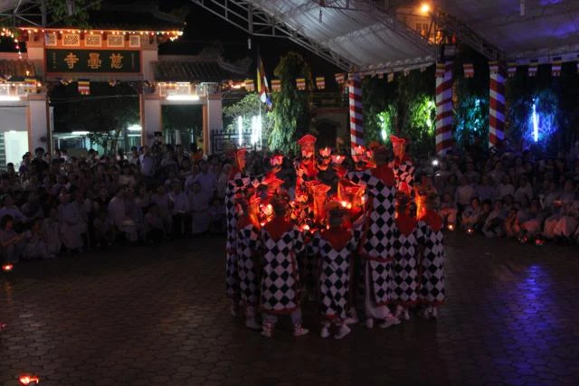Chùm ảnh: Vũ hội lục cúng hoa đăng ảnh 19