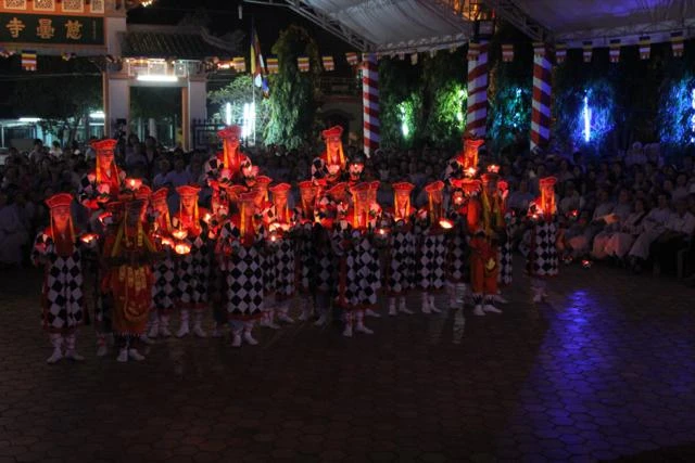 Chùm ảnh: Vũ hội lục cúng hoa đăng ảnh 20