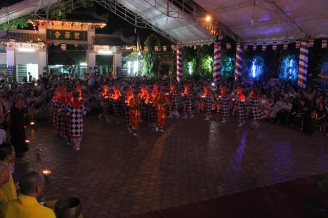 Chùm ảnh: Vũ hội lục cúng hoa đăng ảnh 22