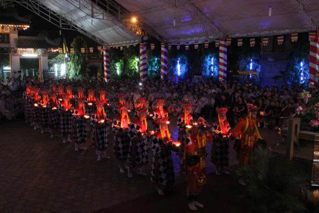 Chùm ảnh: Vũ hội lục cúng hoa đăng ảnh 23