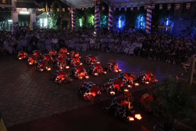 Chùm ảnh: Vũ hội lục cúng hoa đăng ảnh 24