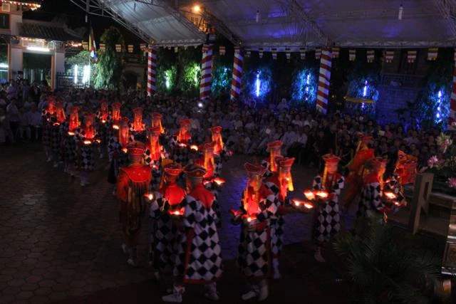 Chùm ảnh: Vũ hội lục cúng hoa đăng ảnh 25