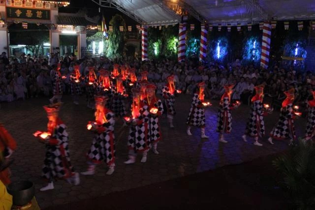 Chùm ảnh: Vũ hội lục cúng hoa đăng ảnh 26