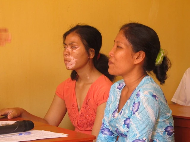 _nh 2, H_c viOn chpm ch· l_ng nghe gißo viOn h²_ng d_n cßch =_nh h²_ng di chuy_n.jpg