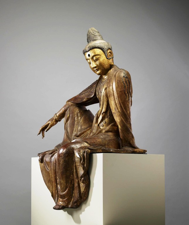 Chinese_-_Seated_Guanyin_(Kuan-yin)_Bodhisattva_-_Walters_25256_-_Three_Quarter_Left.jpg