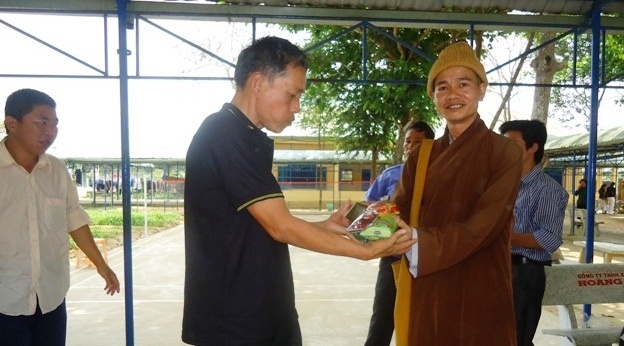 trao qua quang nam.JPG