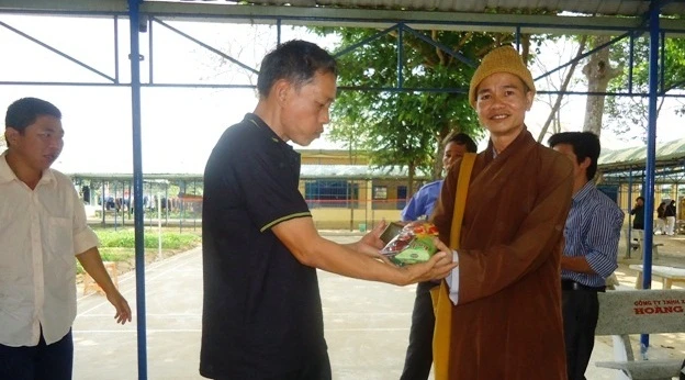 trao qua quang nam.JPG