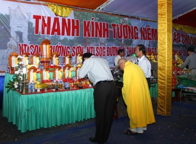 Lung linh hoa đăng cầu siêu các liệt sĩ ở Quảng Trị ảnh 1 vugiangquangtri01.JPG