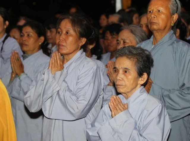 Lung linh hoa đăng cầu siêu các liệt sĩ ở Quảng Trị ảnh 4 vugiangquangtri03.JPG