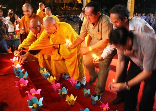 Lung linh hoa đăng cầu siêu các liệt sĩ ở Quảng Trị ảnh 5 vugiangquangtri05.JPG