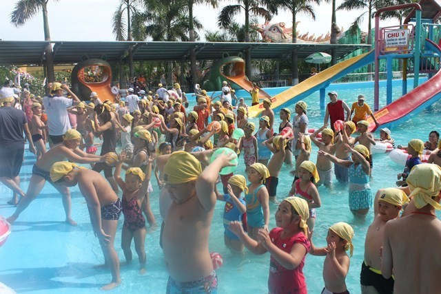 Be choi tro choi chuyen bong.JPG