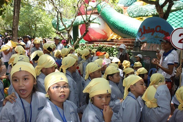 Be chuan bi tham quan thuy cung.JPG