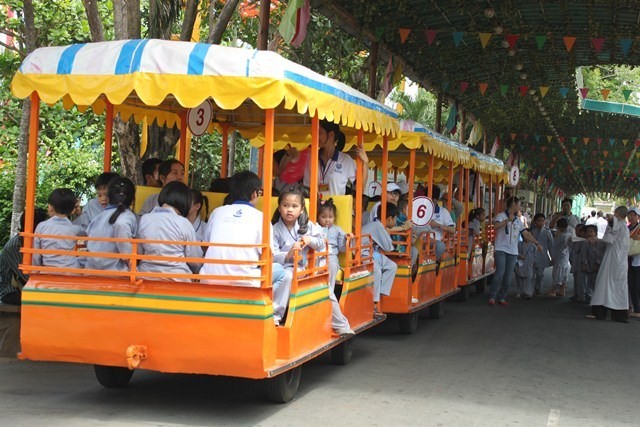 Be ngoi xe lua tham quan Suoi Tien.JPG