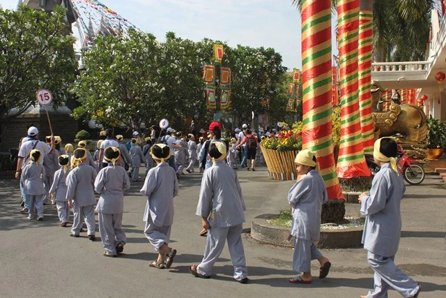 Be van tap ve Long Hoa Thien Bao .JPG