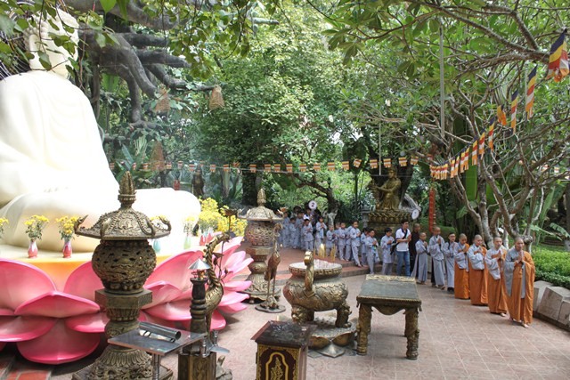 Di kinh hanh quanh Tuong Phat va coi Bo De.JPG