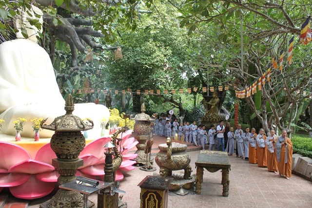 Di kinh hanh quanh Tuong Phat va coi Bo De.JPG