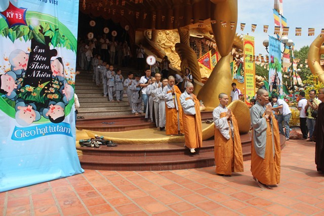 Su Hue Duc huong dan be di kinh hanh niem Phat.JPG