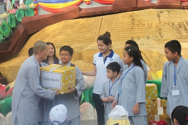 Su Hue Duc trao giai thuong cac tro choi.JPG