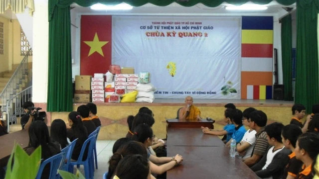 Đến chùa Kỳ Quang tặng quà, được nghe pháp... ảnh 1 cßc b_n =ang nghe HT gi_ng phßp.JPG