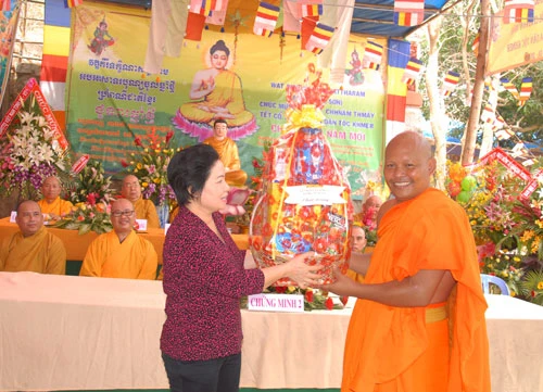 ba nguyen thi oanh tkhmer136.JPG