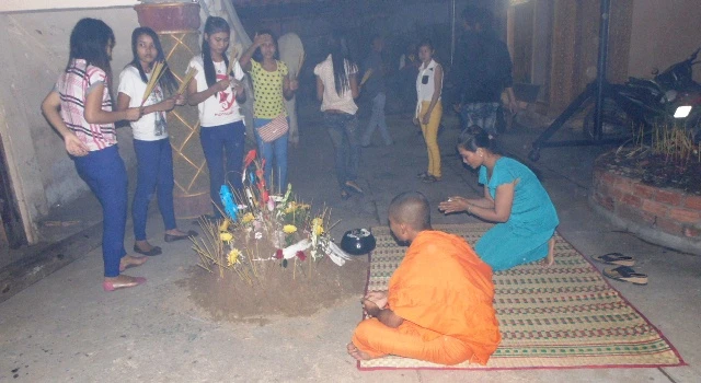 Đắp núi cát và núi gạo mừng Tết Chôl Chnăm Thmây ảnh 2 dapnui cat9.JPG