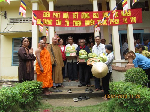 Tặng quà cho đồng bào Kh’mer nghèo ảnh 1 5.bmp