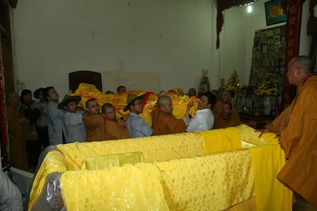 Cung an chức sự và nhập kim quan cố HT.Thích Thiện Nhơn ảnh 17 Cung an chức sự và nhập kim quan cố HT.Thích Thiện Nhơn ảnh 17