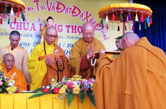 ht TINH DIEU trao QD.jpg