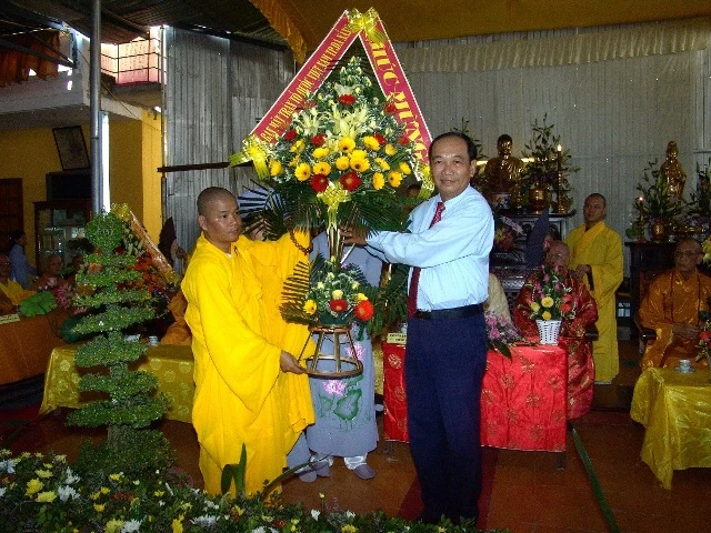 ong Nguyen Dang Hai thay mat Chinh quyen chuc mung.jpg