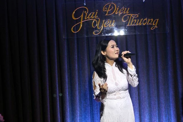 Ca sĩ Hạnh Nguyên hát ca khúc của Giác An ca sy hanh nguyen.jpg