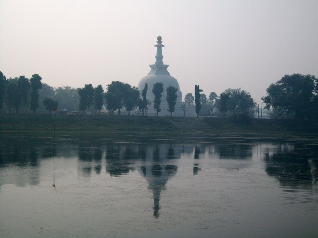 Tháp Vshwa Shanti (tháp Hòa Bình) do Phật Giáo Nhật bản xây dựng ở Vesali.jpg