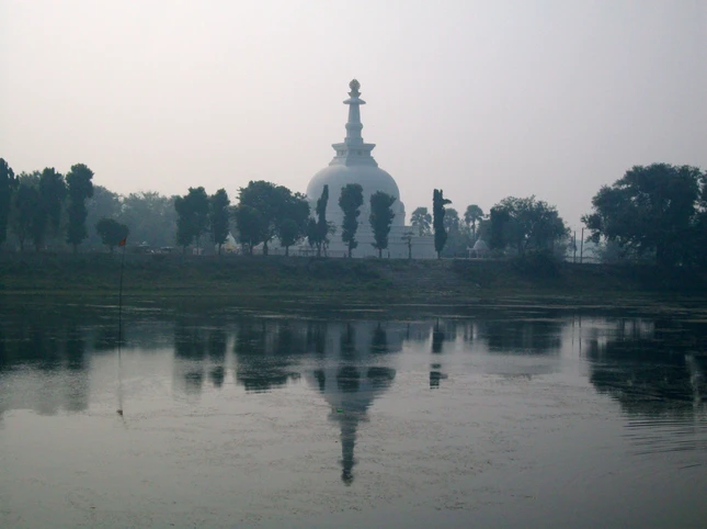 Tháp Vshwa Shanti (tháp Hòa Bình) do Phật Giáo Nhật bản xây dựng ở Vesali.jpg