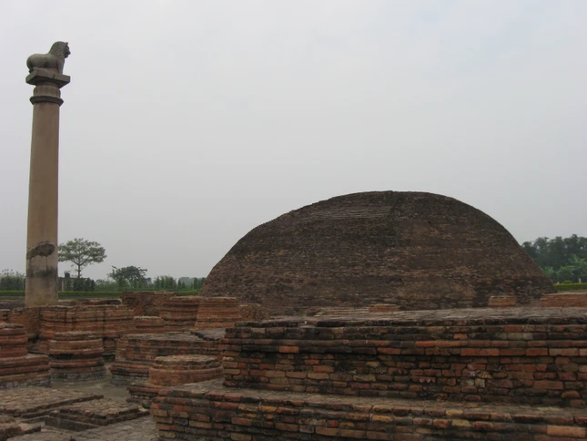 Thap tho ton gia Ananda va Tru da do vua Ashoka dung.jpg