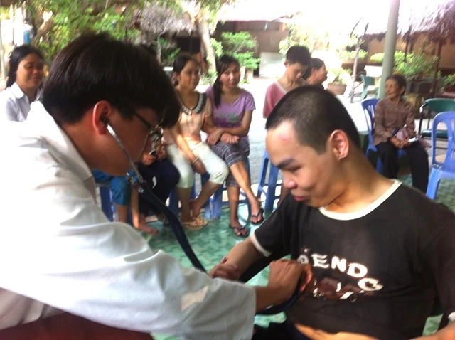 Tổ chức giao lưu với các em kém may mắn ảnh 1 BS HOÀN KB.JPG