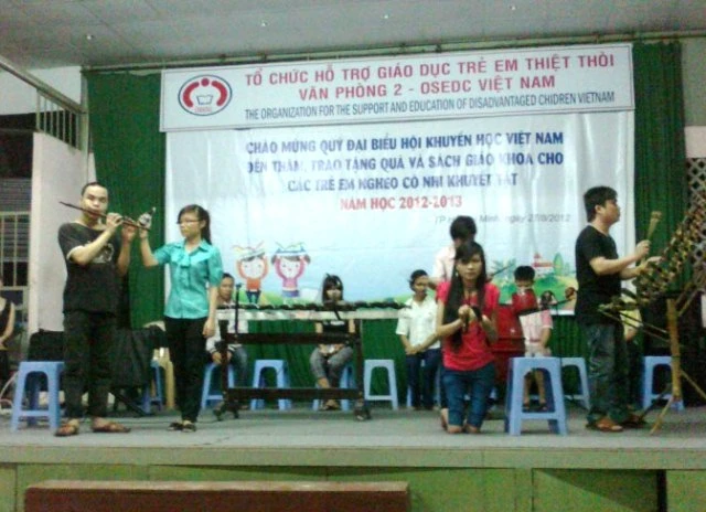 Tổ chức giao lưu với các em kém may mắn ảnh 2 CÁC EM BIỂU DIỄN CA NHẠC.jpg