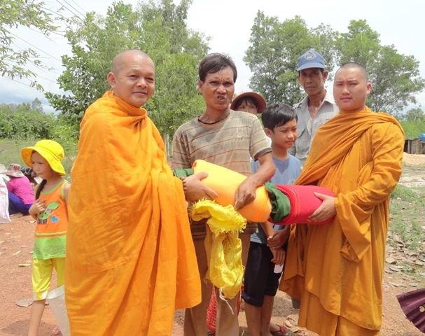 Tịnh xá Lộc Uyển tặng quà ở Định Quán ảnh 1 DSC09400.JPG