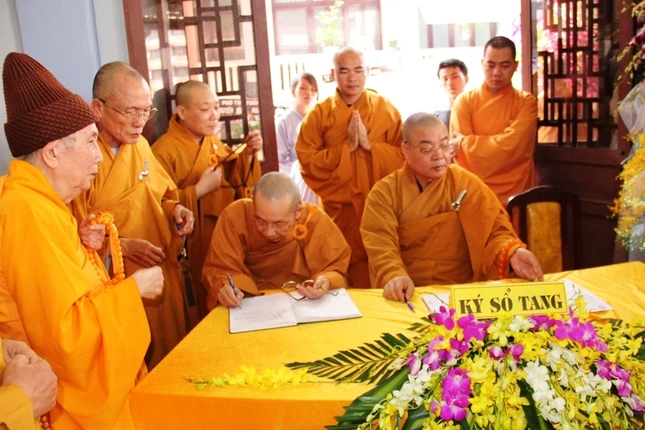HĐCM và HĐTS viếng tang Đại lão HT.Thích Từ Nhơn ảnh 15 IMG_8090.JPG