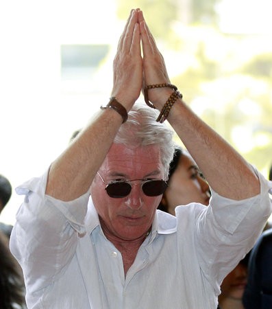 slideshow_1002210826_South_Korea_Richard_Gere.JP.jpg
