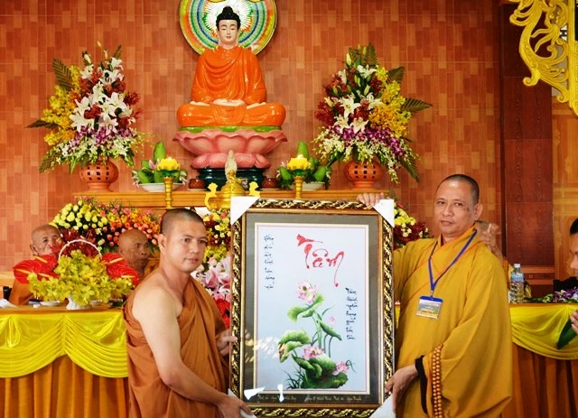 TTT_2055_ TT Thich Phuoc Minh thay mat BTS Tang qua.JPG