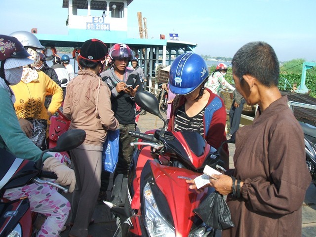 Su co gia dang xin tien hanh khach tren pha cho Thu.JPG