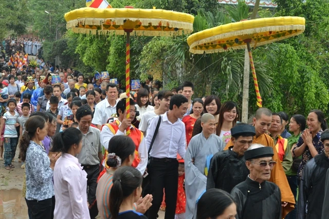 Hang tram nguoi han hoan don su thay ve tru tri.jpg