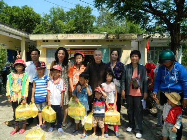 t_ng qua cho cßc em nh_ _ huy_n Ph· Cßt.jpg