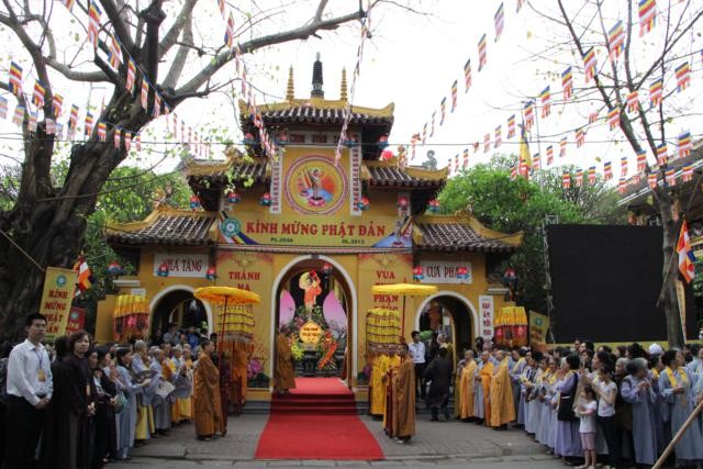 TƯGH thiết trí lễ đài Phật đản tại chùa Quán Sứ ảnh 1 phatdan11.jpg