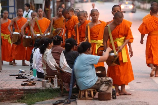 Lào "không vội vã" ảnh 4 Luang_Prabang_Monks_Alm_Dawn_01