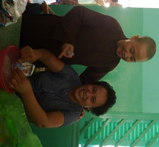 Ni Sư Huệ Dâng thăm hỏi ân cần người bệnh.JPG