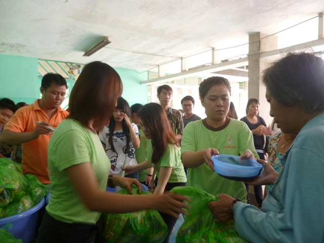 Phật tử nhóm Bước Chân Sen trao quà cho từng bệnh nhân.JPG