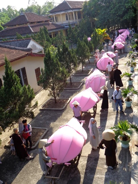 Bảy đóa sen hồng đã "nở" giữa dòng Hương giang ảnh 4 Bảy đóa sen hồng đã "nở" giữa dòng Hương giang ảnh 4